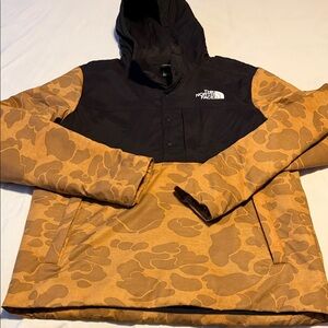 Men’s The North Face Black and Tan Patterned Pullover Jacket. NWOT